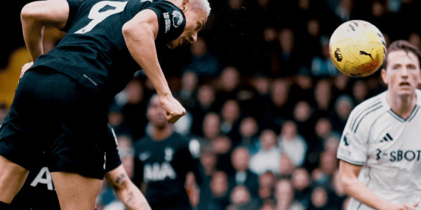 英超最新积分榜！阿森纳多赛5分领跑，曼联重返前3，热刺10轮不胜