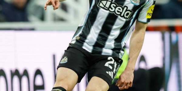 西蒙斯首球助热刺赢得三分：艰难时刻中的闪光时刻与团队精神