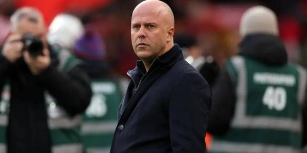 萨拉赫替补出场获安菲尔德掌声支持，斯洛特承认曾深入交谈：我们需要他