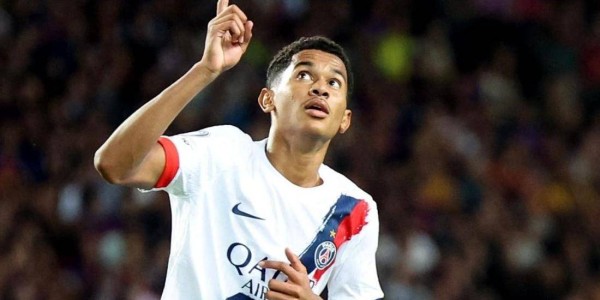 第90分钟绝杀！巴萨轰然倒下，弗里克气炸了，残阵巴黎征服客场