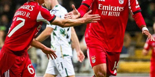 穆里尼奥葡超16场不败！本菲卡4-0大胜，霸锋戴帽，争冠依旧残酷