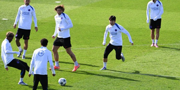 法甲焦点战：巴黎FC对决洛里昂，升班马的生死较量