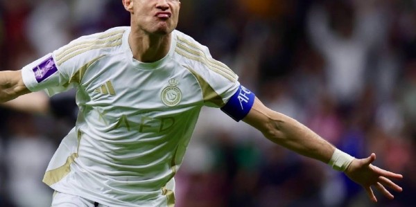 这是专家？国际足联评委投票：C罗不仅在前锋第八！且超梅西！