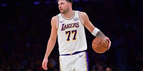 东契奇单节再轰20+平老詹 罕见暴怒头顶挑事小菜鸟