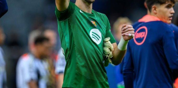 欧冠小组赛焦点：曼城与巴萨的战术博弈与球星对决