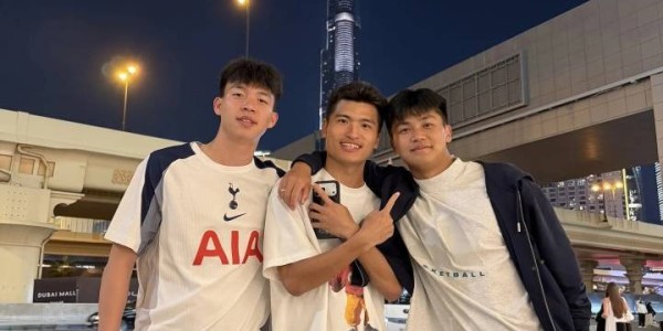 U22国足训练后游迪拜！海港铁卫偶遇巴萨新星，王钰栋穿热刺球衣