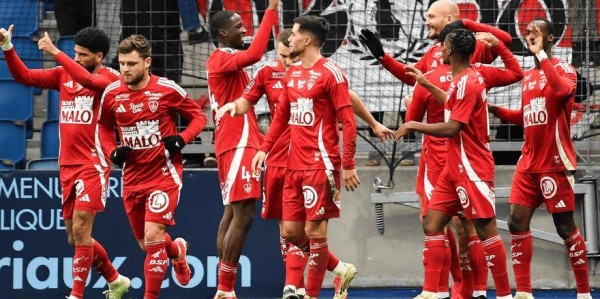 法甲保级欧战对冲战！布雷斯特主场死磕里昂，谁能抢占关键 3 分？