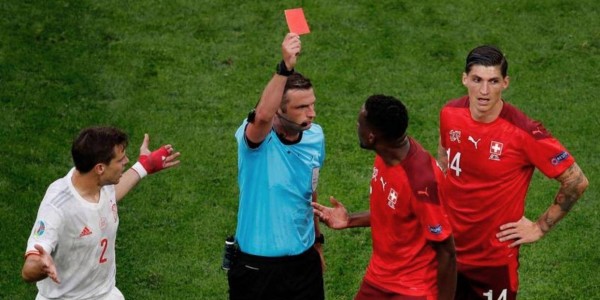 穆里尼奥又领红牌，本菲卡主场6万球迷嘘声震天，维尼修斯进球冲向角旗引发冲突