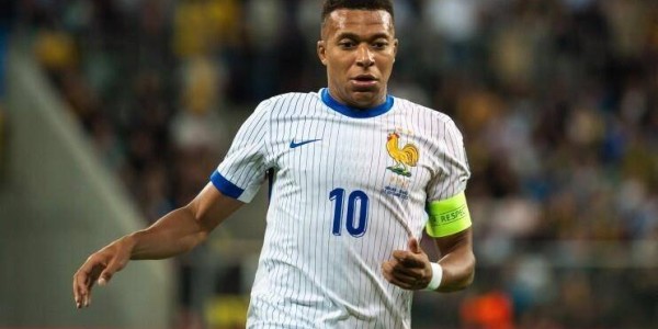 西甲最新消息，一天内，巴萨官宣莱万离队，姆巴佩因伤缺席世预赛