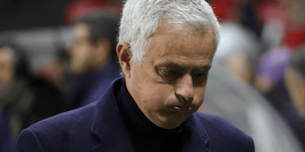 1-2！1-3！足坛疯狂一夜，切尔西倒下，穆帅出局，曼城又掉链子