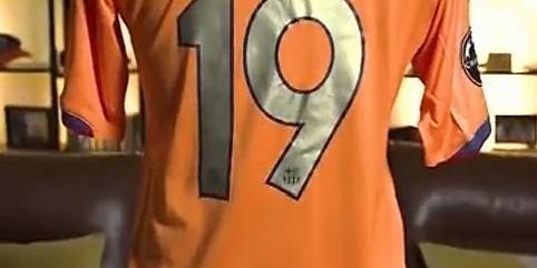 关于梅西、特里拍卖梅西2006年欧冠球衣，慈善拍卖背后的足球传奇