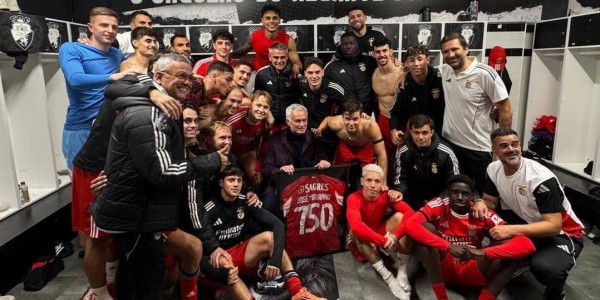 2-0！狂人继续不败！本菲卡挺进八强，穆帅战术再创佳绩迎新里程碑