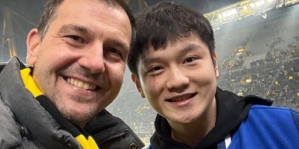 樊振东与老大哥、德国乒坛传奇再赴两年之约，相约德甲足球豪门主场，还获赠特殊球衣