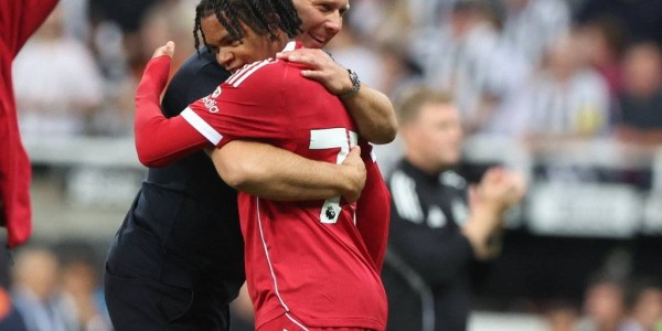 16岁新星绝杀！利物浦惊险逆转纽卡斯尔，主帅怒批比赛“毫无战术”