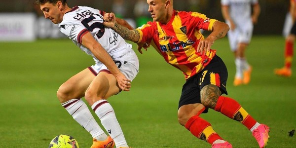 意甲联赛，博洛尼亚为欧战而战，莱切深陷降级区难阻对手。